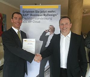 Pascal Nass (rechts, Head of Global Channel Development - Cloud Solution bei SAP AG) gratuliert Mari Pascal Nass (rechts, Head of Global Channel Development - Cloud Solution bei SAP AG) gratuliert Mari