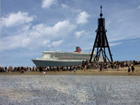 Imposanter Anblick: Das weltweit größte Kreuzfahrtschiff Queen Mary 2 passiert die Kugelbake in Cuxh