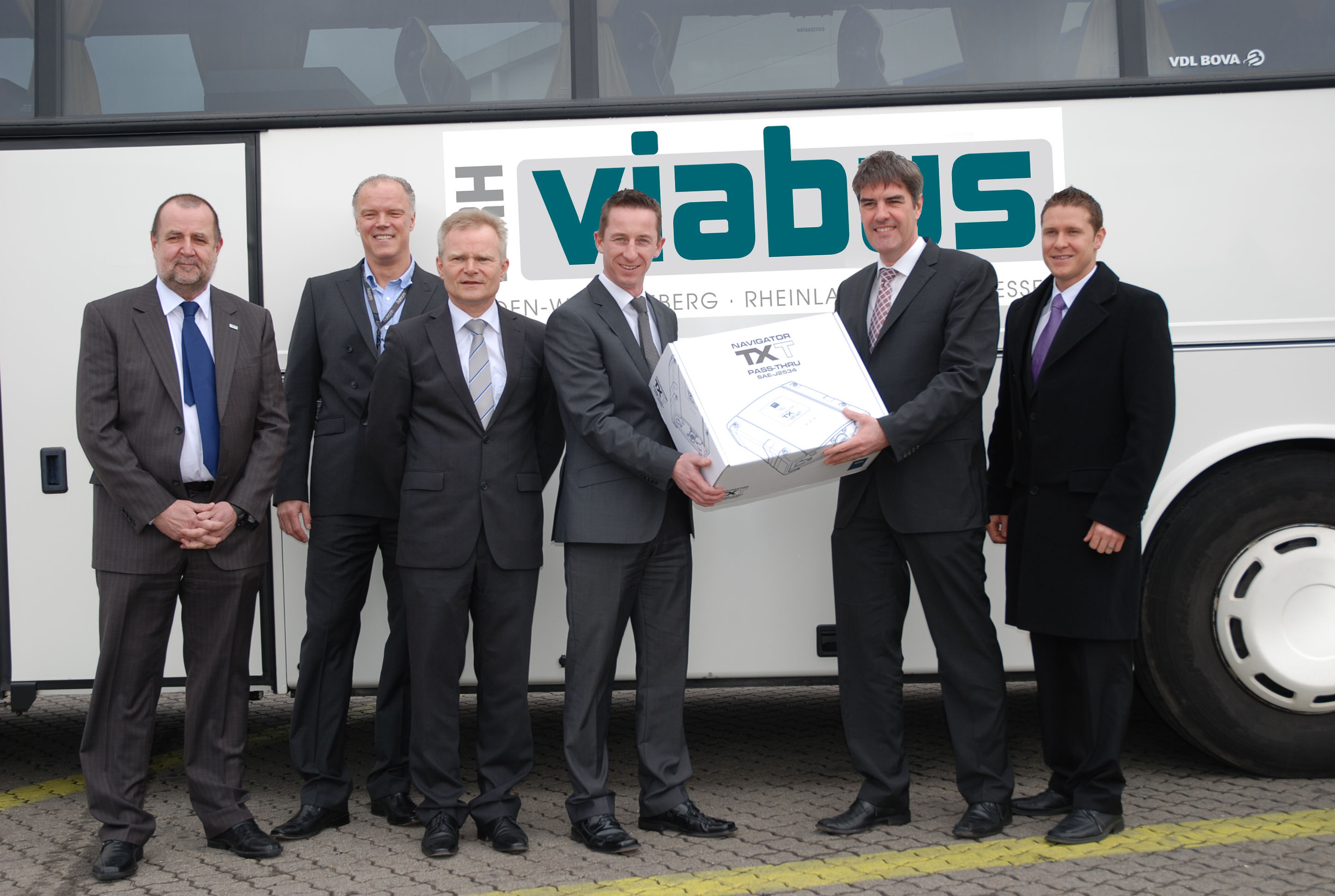 Geschäftsführer M. Schmidt BRH Viabus und EUROPART Deutschland-Chef J. Franck bei derÜbergabe Geschäftsführer M. Schmidt BRH Viabus und EUROPART Deutschland-Chef J. Franck bei derÜbergabe