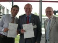 Prof. Dr. Peter Waldow (IMST), Dirk Unsenos (ISIS IC) und Prof. Dr. Ingo Wolff (IMST) 