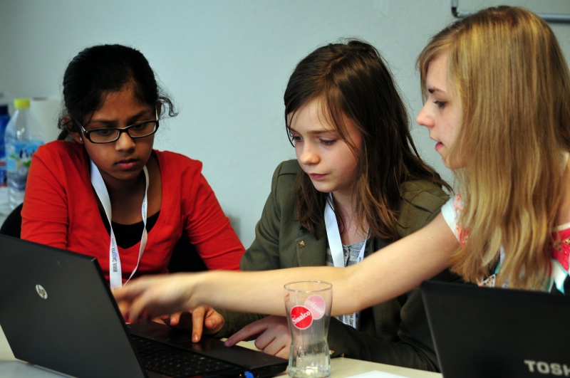 Mädchen arbeiten intensiv mit Schoolix