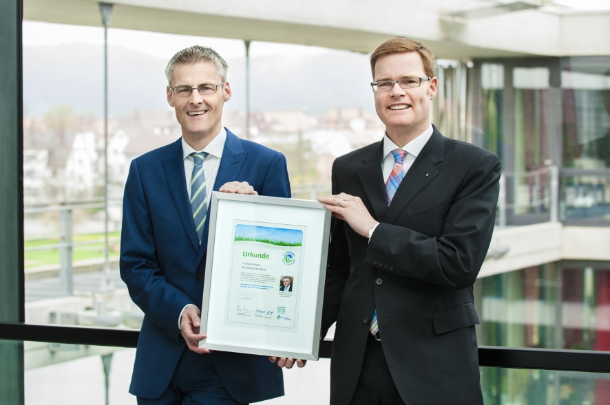 Stolz auf das Nachhaltigkeitsengagement ihrer Kasse: Siegfried Gänsler (l.) und Thorsten Bröske
