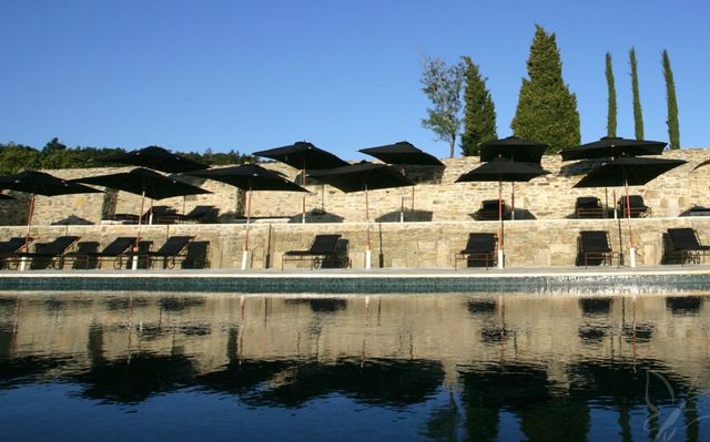 Stylischer Pool des mächtigen Schlosshotels in Südfrankreich