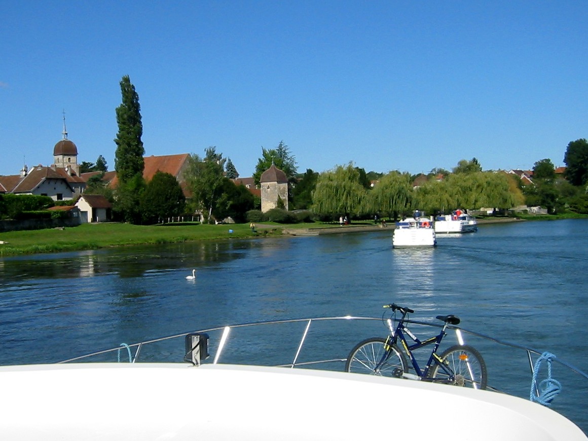 Ohne Vorkenntnisse und ohne Bootsführerschein kann man bei hausboot.com ein Hausboot mieten. Ohne Vorkenntnisse und ohne Bootsführerschein kann man bei hausboot.com ein Hausboot mieten.