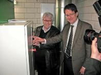 Hoteleigentümer Rainer Adank und Staatssekretär Dr. Stefan Birkner nehmen das gP 50 BHKW in Betrieb Hoteleigentümer Rainer Adank und Staatssekretär Dr. Stefan Birkner nehmen das gP 50 BHKW in Betrieb