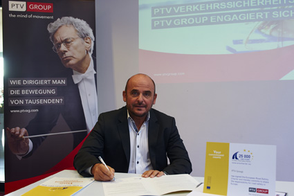 Dr.-Ing. Thomas Schwerdtfeger, Vorstand der PTV Group, unterzeichnet die European Road Safety Charta Dr.-Ing. Thomas Schwerdtfeger, Vorstand der PTV Group, unterzeichnet die European Road Safety Charta