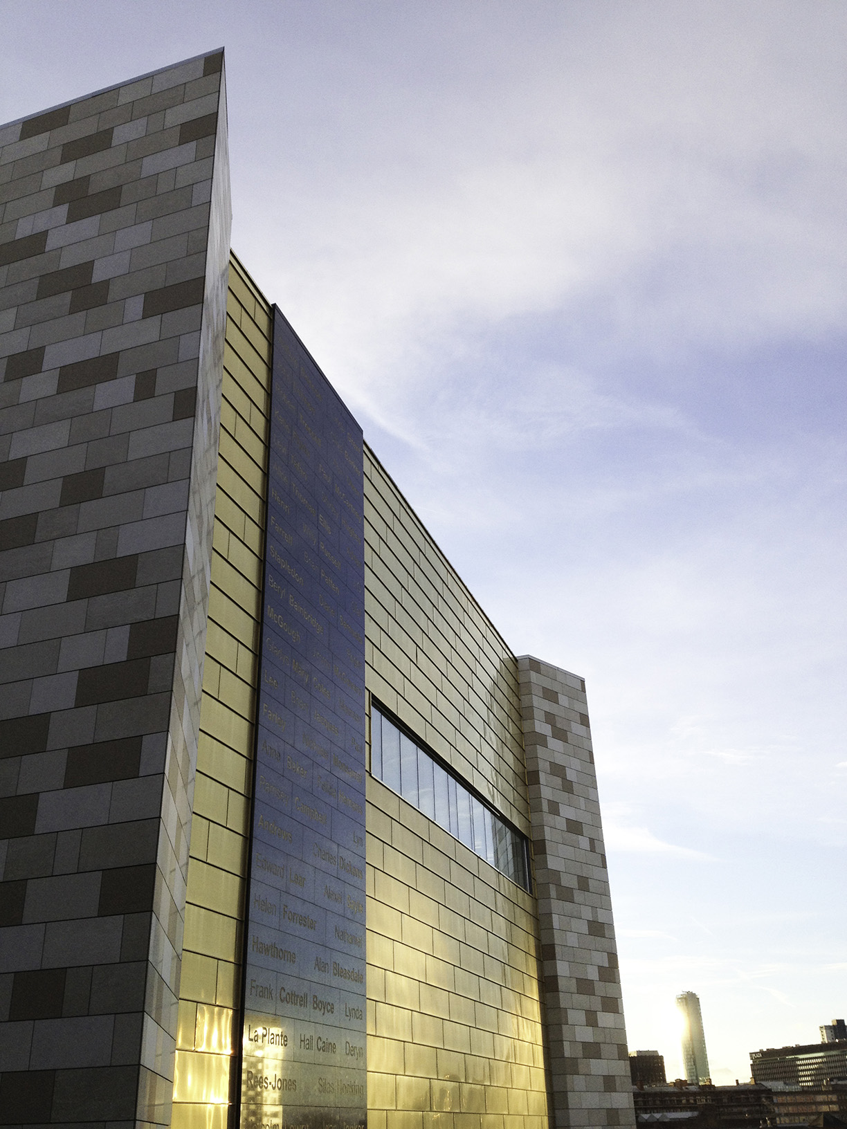 Nördliche Fassade des neuen Magazinflügels der sanierten Liverpooler Zentralbibliothek. Nördliche Fassade des neuen Magazinflügels der sanierten Liverpooler Zentralbibliothek.