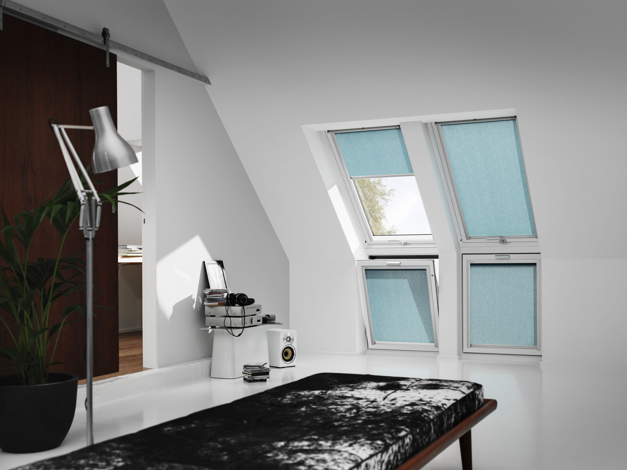 VELUX Sichtschutz-Rollos mildern blendendes Sonnenlicht ab. VELUX Sichtschutz-Rollos mildern blendendes Sonnenlicht ab.