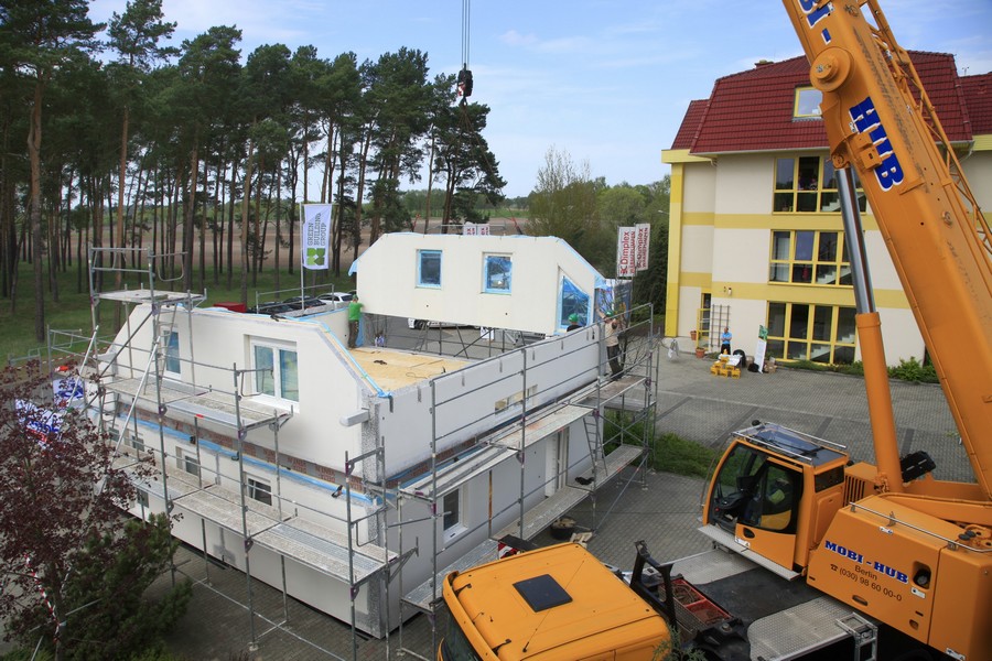 Tag des deutschen Fertigbaus: Live erleben, wie ein Fertighaus gebaut wird. (Foto: Hanlo-Haus) Tag des deutschen Fertigbaus: Live erleben, wie ein Fertighaus gebaut wird. (Foto: Hanlo-Haus)
