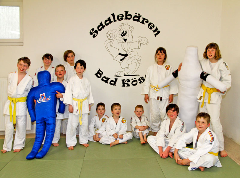 Die Nachwuchsjudokas des SG Blau Weiß Bad Kösen e.V. freuen sich über die neuen Wurfpuppen. Foto: SG Die Nachwuchsjudokas des SG Blau Weiß Bad Kösen e.V. freuen sich über die neuen Wurfpuppen. Foto: SG