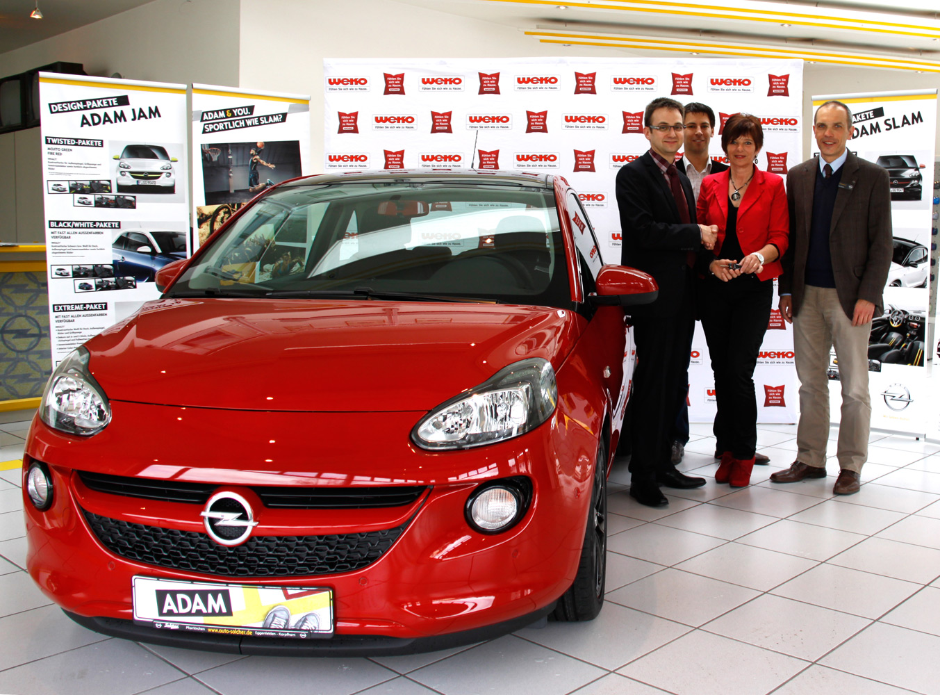 v.l.: Opel ADAM, Martin Scheuer (WEKO-Geschäftsleitung), Andreas Asbeck (WEKO-Marketing), Renate Stü v.l.: Opel ADAM, Martin Scheuer (WEKO-Geschäftsleitung), Andreas Asbeck (WEKO-Marketing), Renate Stü