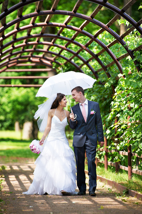 weiße Sonnen- oder Regenschirme zur Hochzeit