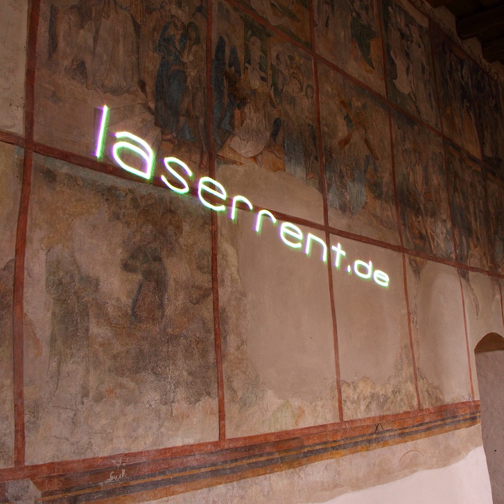 Beeindruckende Laufschrift in einer Kirche