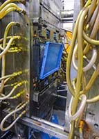Ein neuer Faltbox-Boden löst sich aus dem Werkzeug. Die Seitenwände sind bereits entfernt. Ein neuer Faltbox-Boden löst sich aus dem Werkzeug. Die Seitenwände sind bereits entfernt.