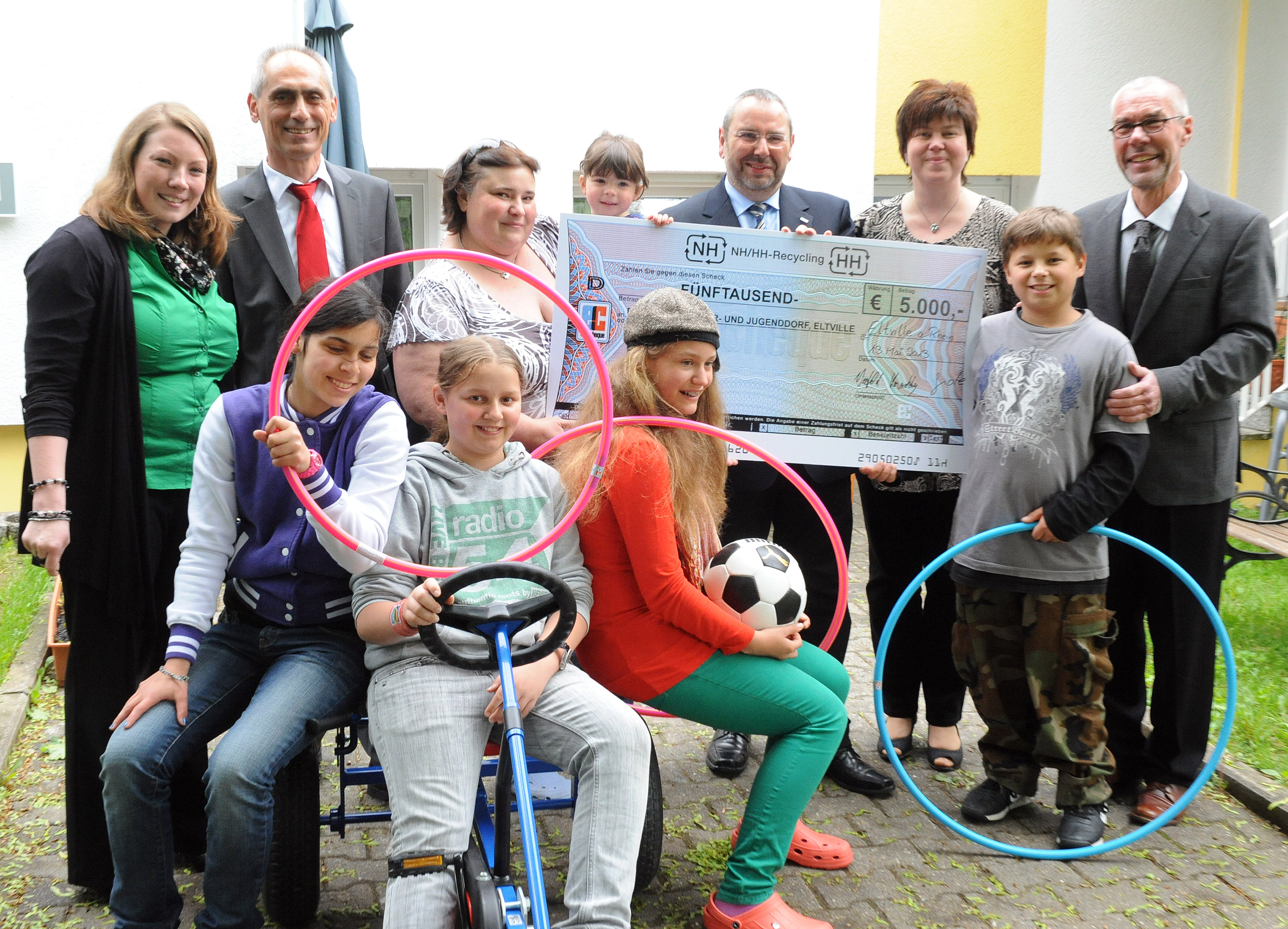 Leitung des Bethanien Kinderdorfs und Vorstand des NH-HH Recyclingvereins bei der Spendenübergabe Leitung des Bethanien Kinderdorfs und Vorstand des NH-HH Recyclingvereins bei der Spendenübergabe