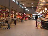 Das SB-Warenhaus mit einer Verkaufsfläche von ca. 5.200 m² hält das größte Lebensmittelsortiment Das SB-Warenhaus mit einer Verkaufsfläche von ca. 5.200 m² hält das größte Lebensmittelsortiment