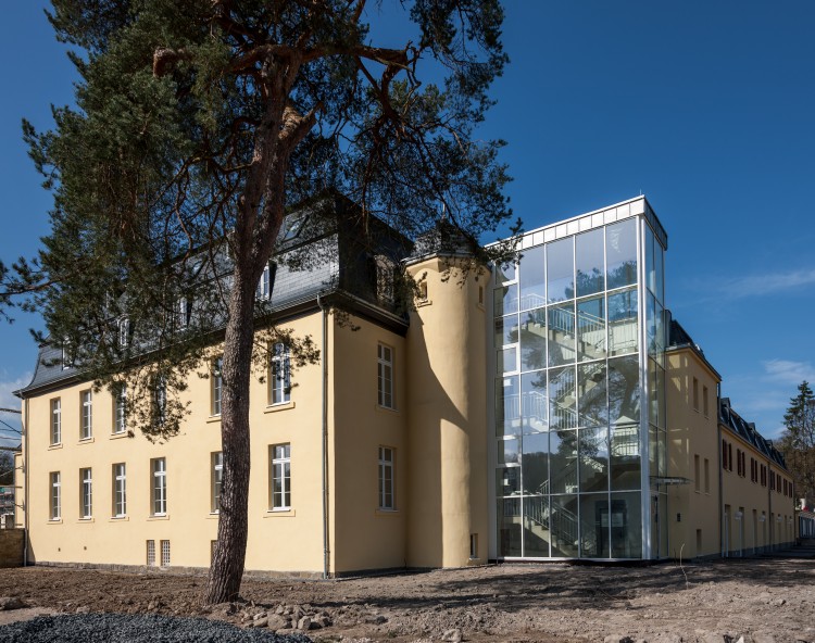 Denkmalschutz und neue Architektur finden am Chateau Venauen harmonisch zusammen. Denkmalschutz und neue Architektur finden am Chateau Venauen harmonisch zusammen.