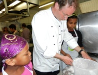 Marco Wagner bekam tatkräftige Unterstützung beim Brot backen. Marco Wagner bekam tatkräftige Unterstützung beim Brot backen.