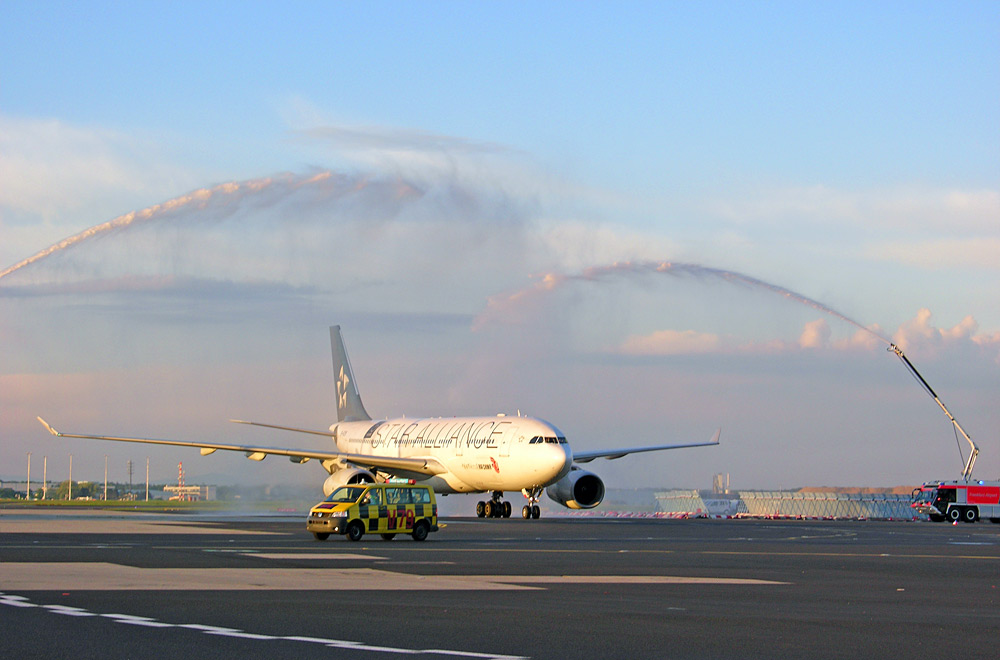 Taufzeremonie für die erste Maschine aus Chengdu am Frankfurter Flughafen. Taufzeremonie für die erste Maschine aus Chengdu am Frankfurter Flughafen.