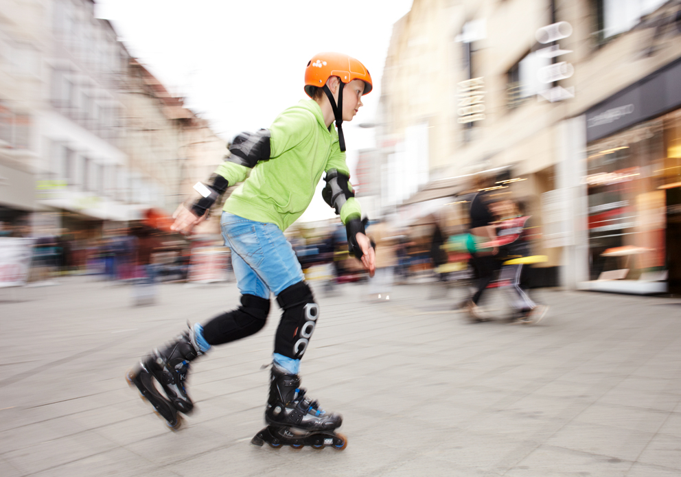 Auch für Inlineskater gelten Verkehrsregeln. Auch für Inlineskater gelten Verkehrsregeln.
