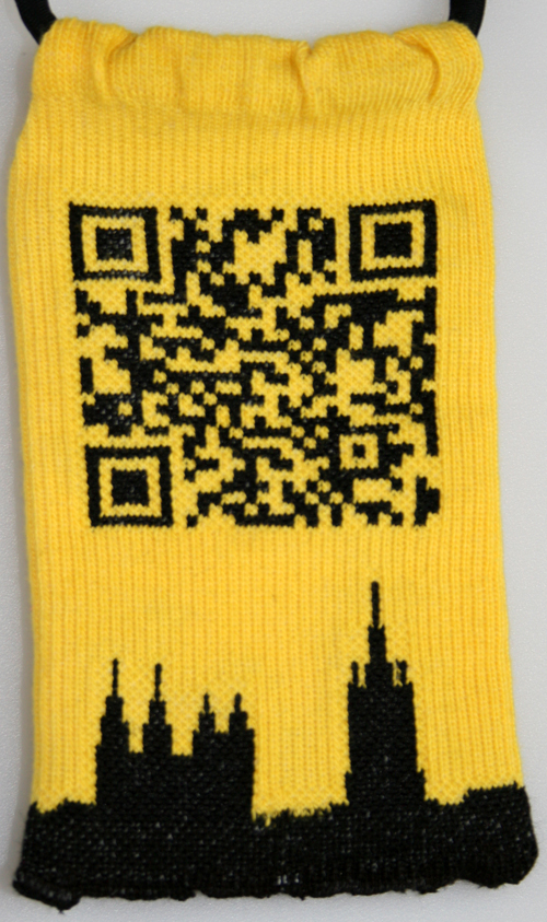 Handysocken mit eingestricktem lesbarem QR Code Handysocken mit eingestricktem lesbarem QR Code