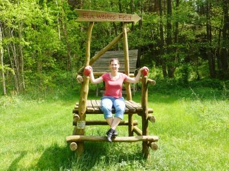 Verena Riedel im Riesenstuhl am Havelland- Radweg (c) AugustusTours Verena Riedel im Riesenstuhl am Havelland- Radweg (c) AugustusTours