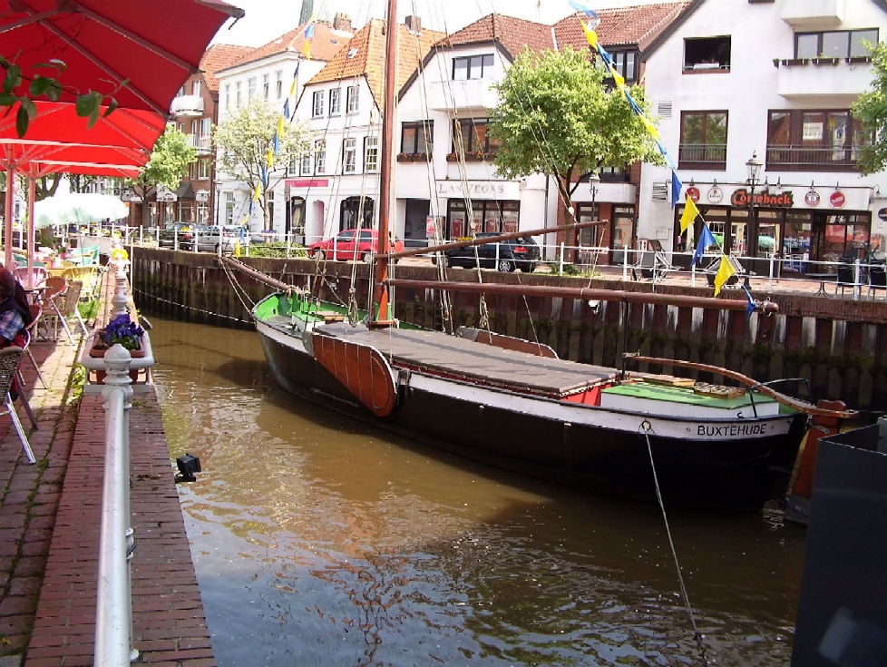 Im Fleet in Buxtehude liegt der Ewer. Foto: presseweller