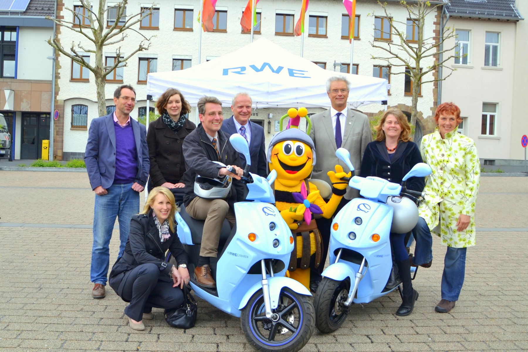 Zwei E-Roller von RWE erleichtern dem Team der Landesgartenschau Zülpich 2014 die Arbeit. Zwei E-Roller von RWE erleichtern dem Team der Landesgartenschau Zülpich 2014 die Arbeit.