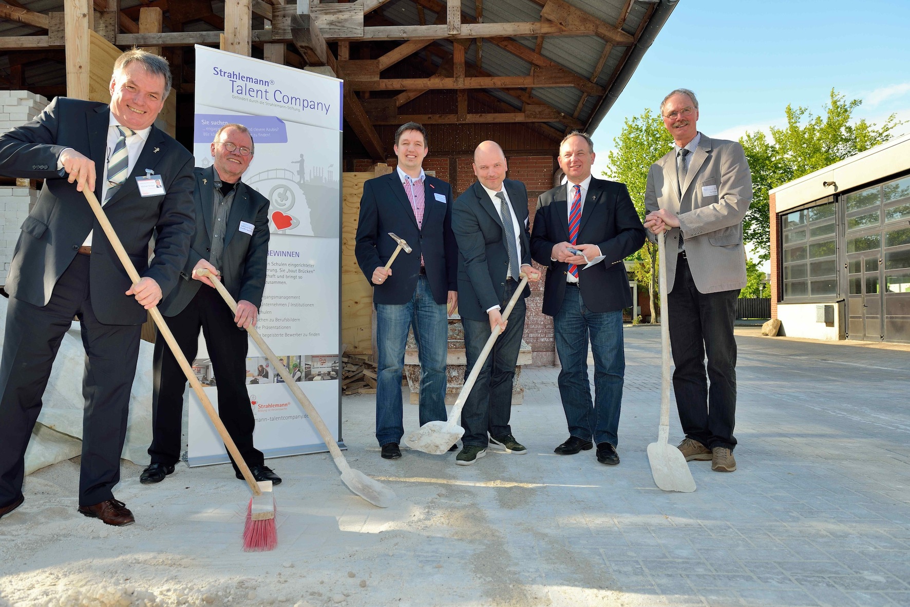 Talent Company Cloppenburg: Mit dem ersten Spatenstich wurde das Projekt gestartet. Talent Company Cloppenburg: Mit dem ersten Spatenstich wurde das Projekt gestartet.