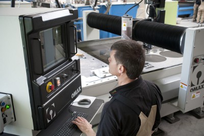 Hoch qualifizierte Mitarbeiter und High-tech sind nötig, um die gewünschte Schnitt-Qualität zu errei Hoch qualifizierte Mitarbeiter und High-tech sind nötig, um die gewünschte Schnitt-Qualität zu errei
