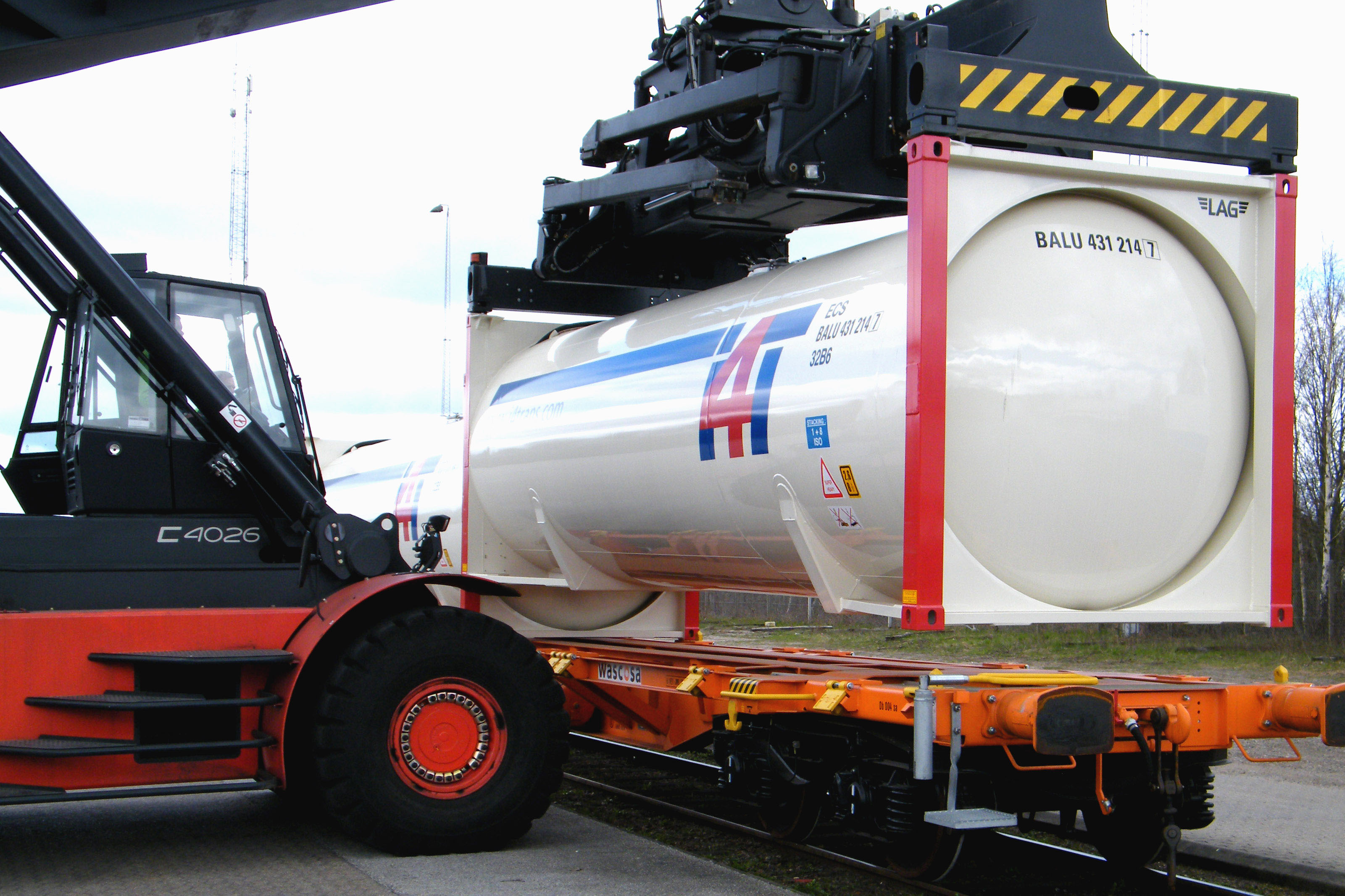 Intermodaler Verkehr: Verladesituation von Silo-Containern. Intermodaler Verkehr: Verladesituation von Silo-Containern.