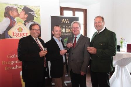 v.l. Walter Pfanner, Hinnig Hommel, Johann Zauser und Winzer Walter Kirnbauer sind die Kreativen v.l. Walter Pfanner, Hinnig Hommel, Johann Zauser und Winzer Walter Kirnbauer sind die Kreativen