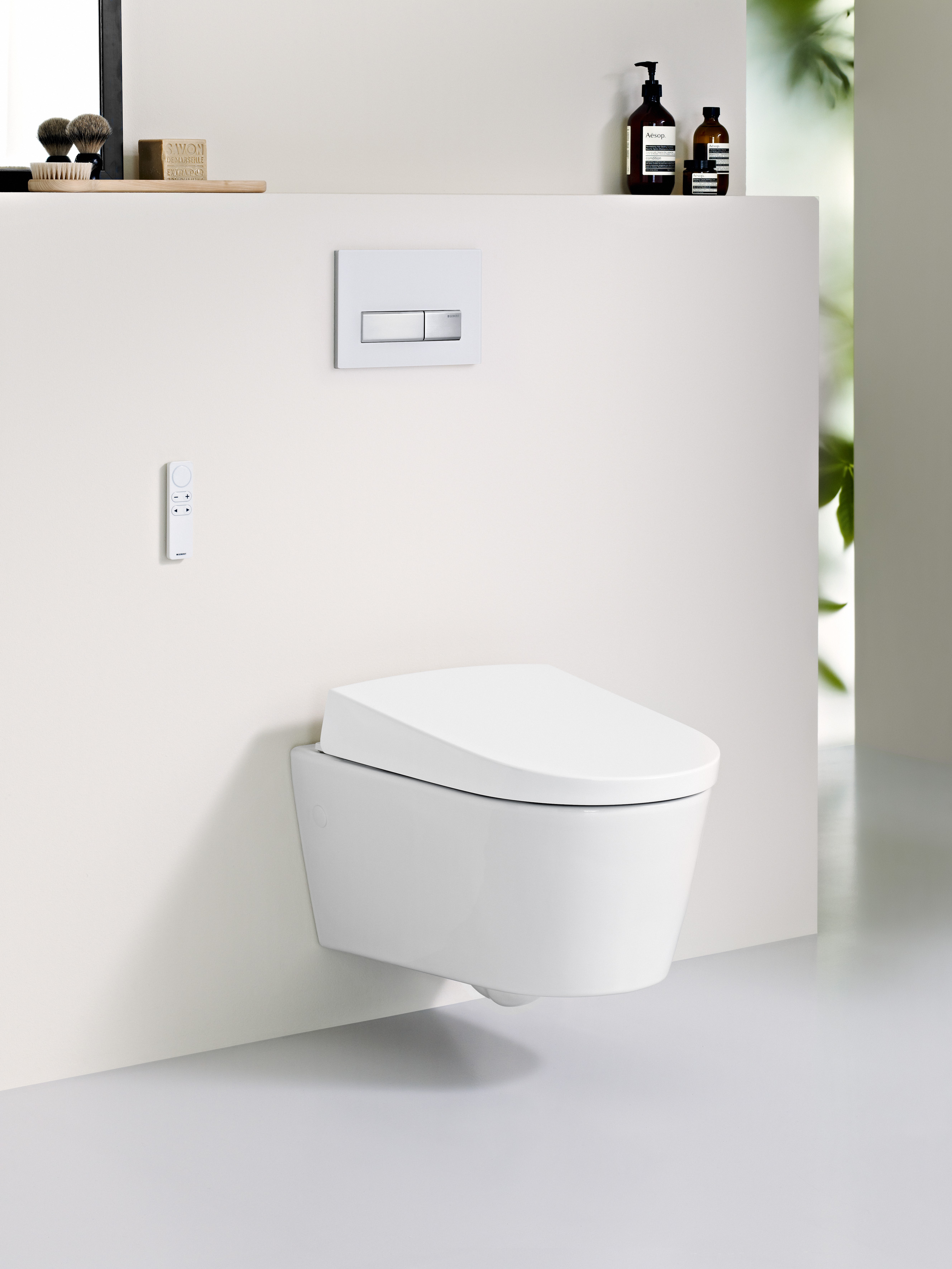 Das Dusch-WC Geberit AquaClean Sela von Matteo Thun passt stilistisch in jedes Badambiente. Das Dusch-WC Geberit AquaClean Sela von Matteo Thun passt stilistisch in jedes Badambiente.