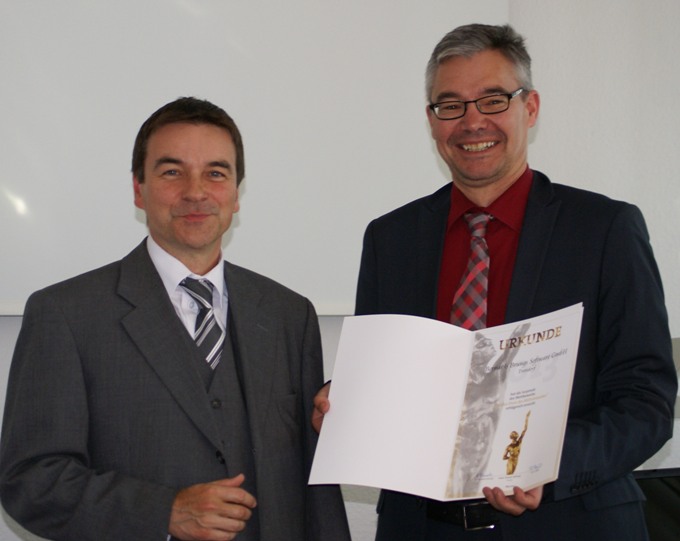 Jürgen Berndt nimmt aus den Händen von Michael Pieck IHK Bonn Rhein Sieg die Urkunde entgegen Jürgen Berndt nimmt aus den Händen von Michael Pieck IHK Bonn Rhein Sieg die Urkunde entgegen