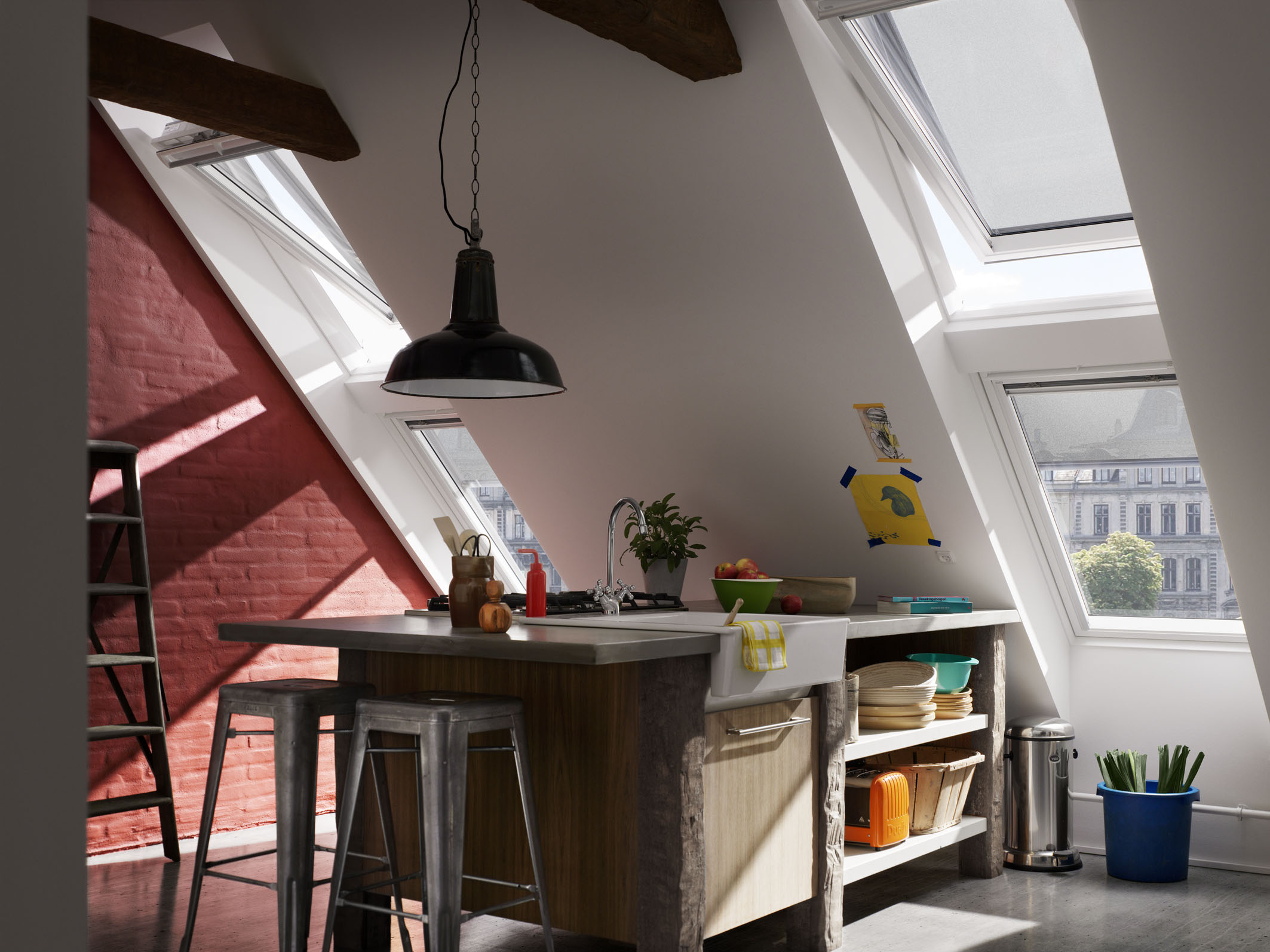 Die Velux Hitzeschutz-Markise stoppt die Sonnenstrahlen bevor sie die Fensterscheibe erreichen. Die Velux Hitzeschutz-Markise stoppt die Sonnenstrahlen bevor sie die Fensterscheibe erreichen.