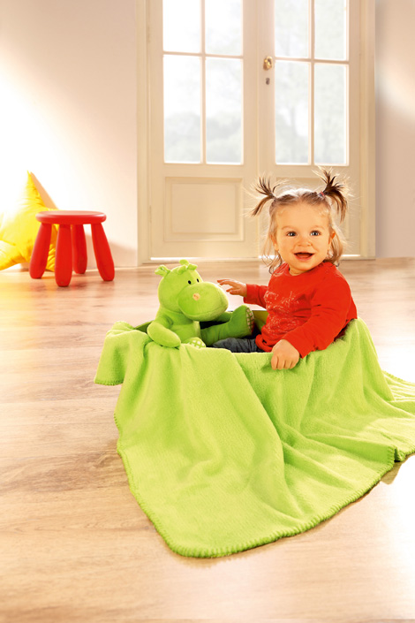 Bringen Kinderaugen zum Strahlen: Farbenfrohe und kuschelweiche Fleece-Decken mit Plüschtier.