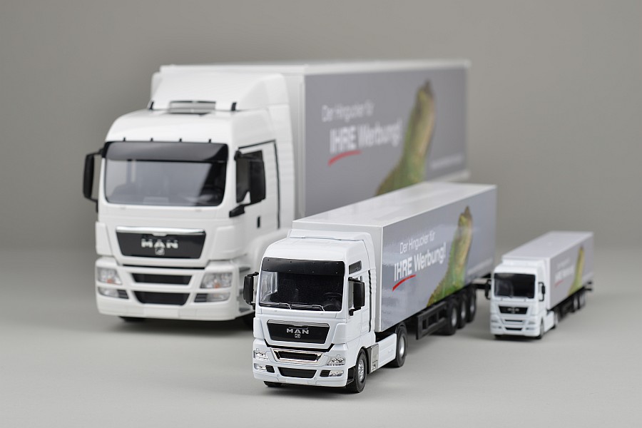 Die neuen Modelle im Maßstab 1:50 (hier MAN TGX im Vergleich zu 1:25 und 1:87). Foto: Michael Dieck