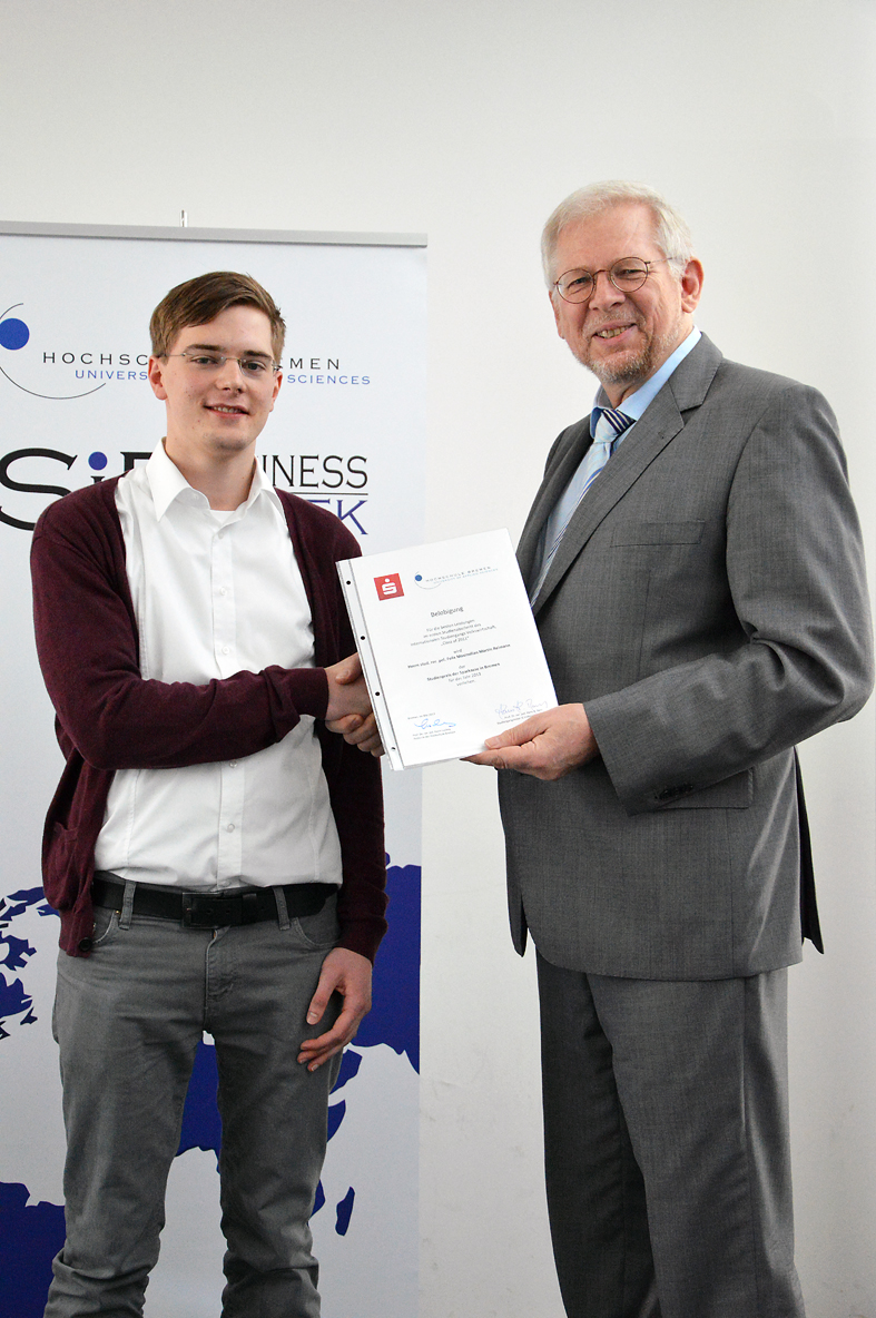 Professor Dr. Hans-Heinrich Bass überreicht den Studienpreis der Sparkasse Bremen an Felix Reimann Professor Dr. Hans-Heinrich Bass überreicht den Studienpreis der Sparkasse Bremen an Felix Reimann