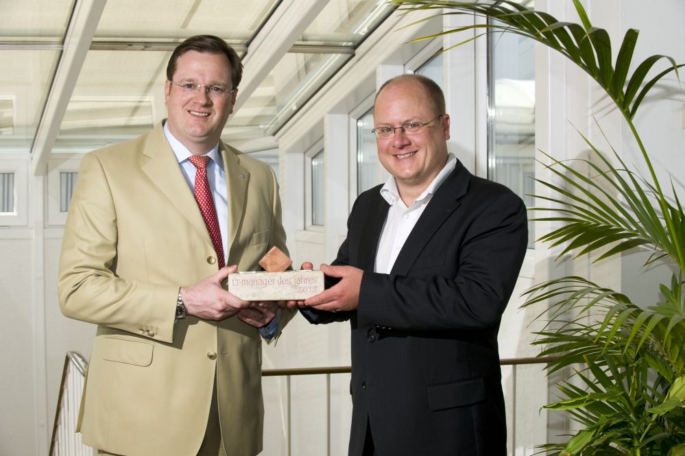 Bernard Krone (l.) und Martin Schrüfer, Chefredakteur LT-manager, bei der Übergabe des Preises am 6. Bernard Krone (l.) und Martin Schrüfer, Chefredakteur LT-manager, bei der Übergabe des Preises am 6.