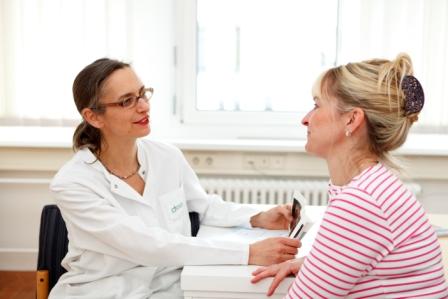 Dr Friederike Siedentopf mit einer Patientin Dr Friederike Siedentopf mit einer Patientin