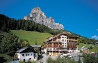 Hotelansicht mit Dolomiten 