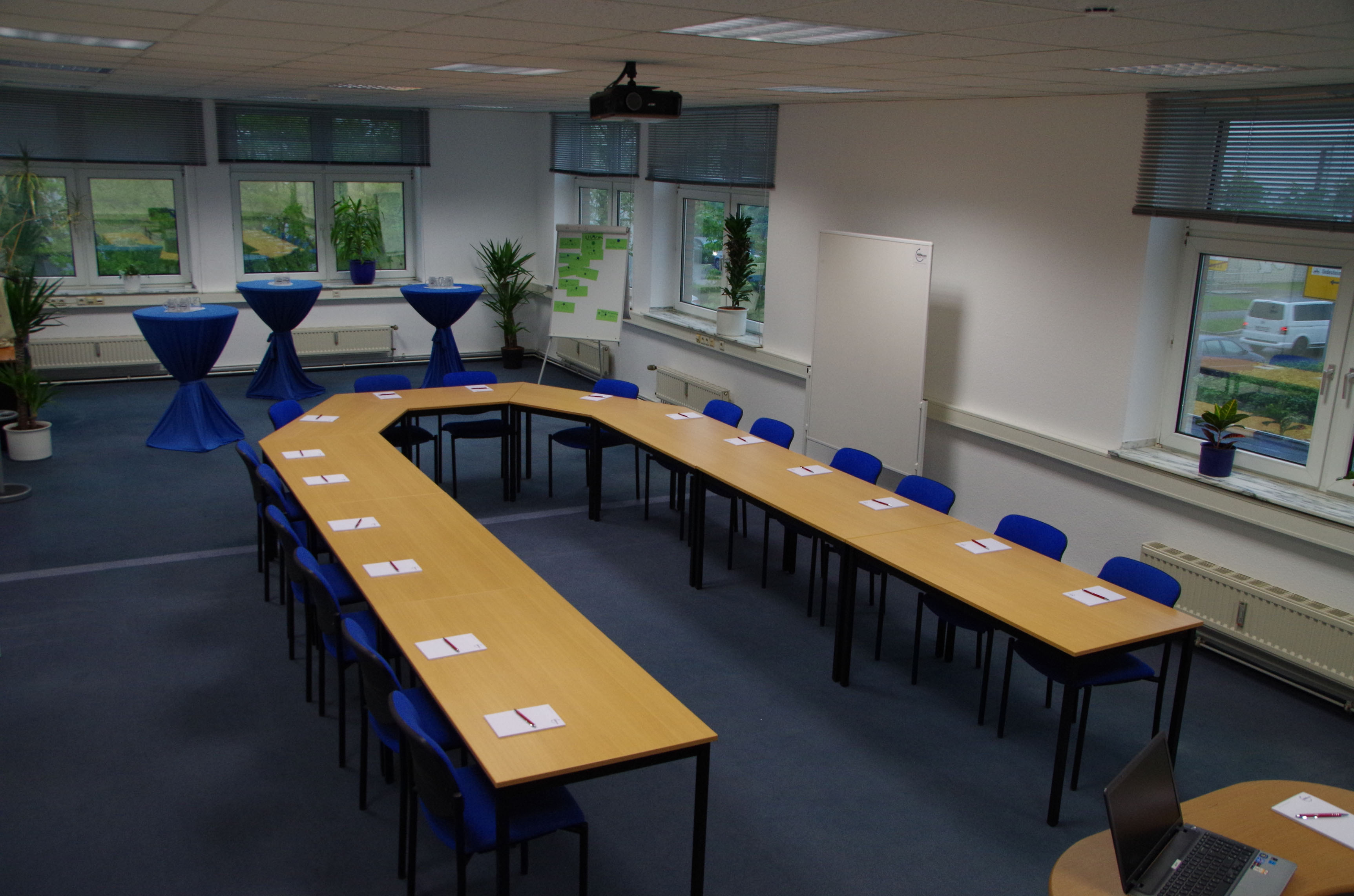 Die HIRAcon Akademie in Neuss bietet moderne Seminarräume für eigene und externe Schulungen.