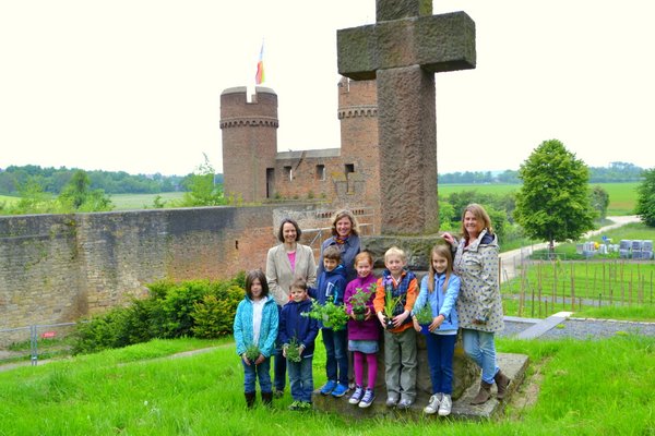Dr. Iris Hofmann-Kastner (v.l.), Brigitte Zeller und Judith Dohmen-Mick zeigten den Kindern den Plat Dr. Iris Hofmann-Kastner (v.l.), Brigitte Zeller und Judith Dohmen-Mick zeigten den Kindern den Plat