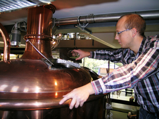 Braumeister Simon aus dem Brauwerk bei der Arbeit Braumeister Simon aus dem Brauwerk bei der Arbeit