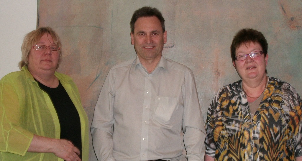 Die bisherigen Gesellschafterinnen Karin Jacobsohn (links) und Dagmar Plant (rechts) sowie der neue 