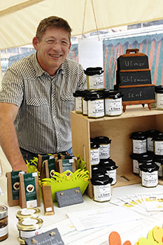 Thomas Thurm am Marktstand von DAS-Senfkorn-ULM Thomas Thurm am Marktstand von DAS-Senfkorn-ULM