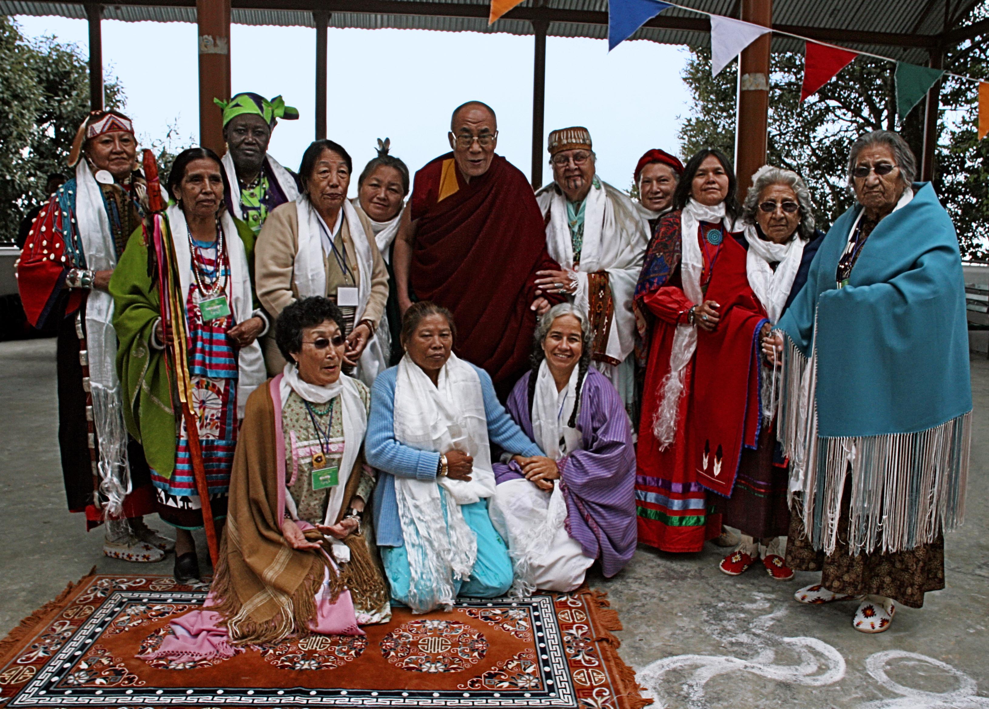 Dalai Lama mit den 13 Grandmothers Dalai Lama mit den 13 Grandmothers