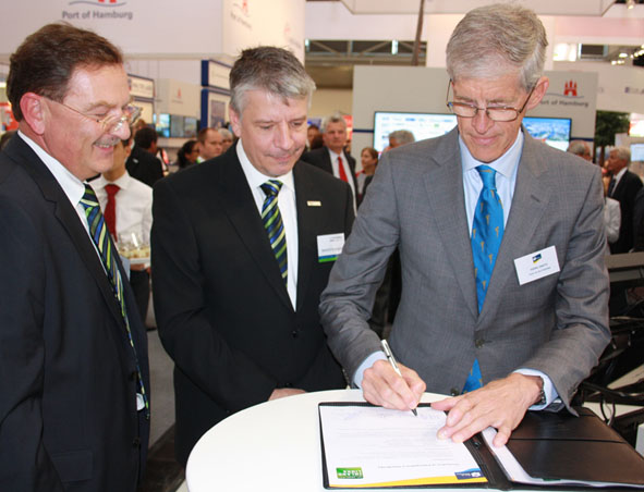 Thomas Löffler und Heinrich Kerstgens,(Contargo) sowie Hans Smits, CEO Port of Rotterdam (Foto: SuT) Thomas Löffler und Heinrich Kerstgens,(Contargo) sowie Hans Smits, CEO Port of Rotterdam (Foto: SuT)