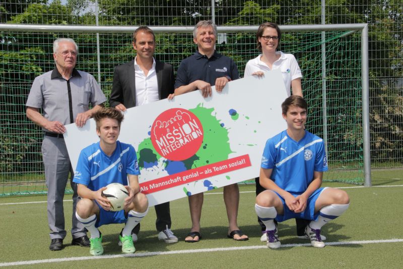Hansi Flick enthüllt das Motto Mission Integration mit Vertretern von Anpfiff ins Leben Hansi Flick enthüllt das Motto Mission Integration mit Vertretern von Anpfiff ins Leben