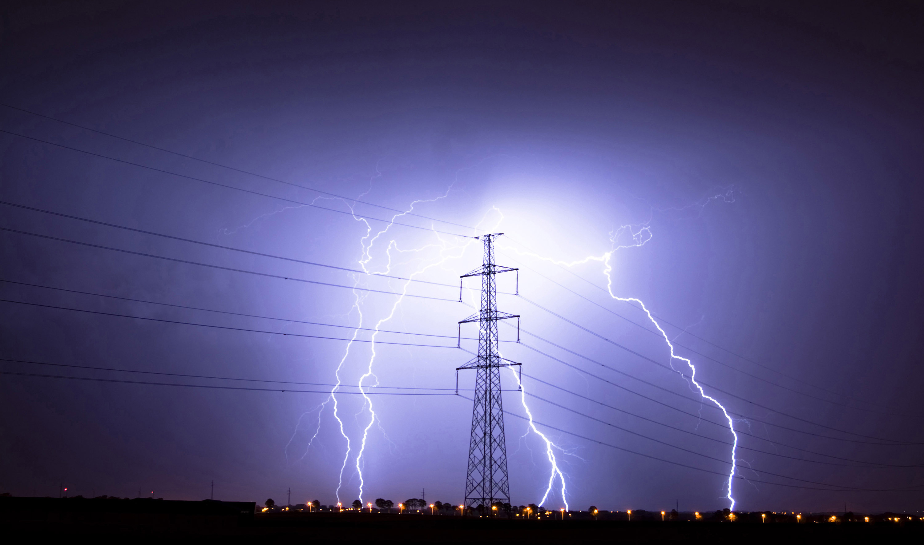 In der Gewittersaison sollte man Haus und Elektrogeräte ausreichend schützen In der Gewittersaison sollte man Haus und Elektrogeräte ausreichend schützen